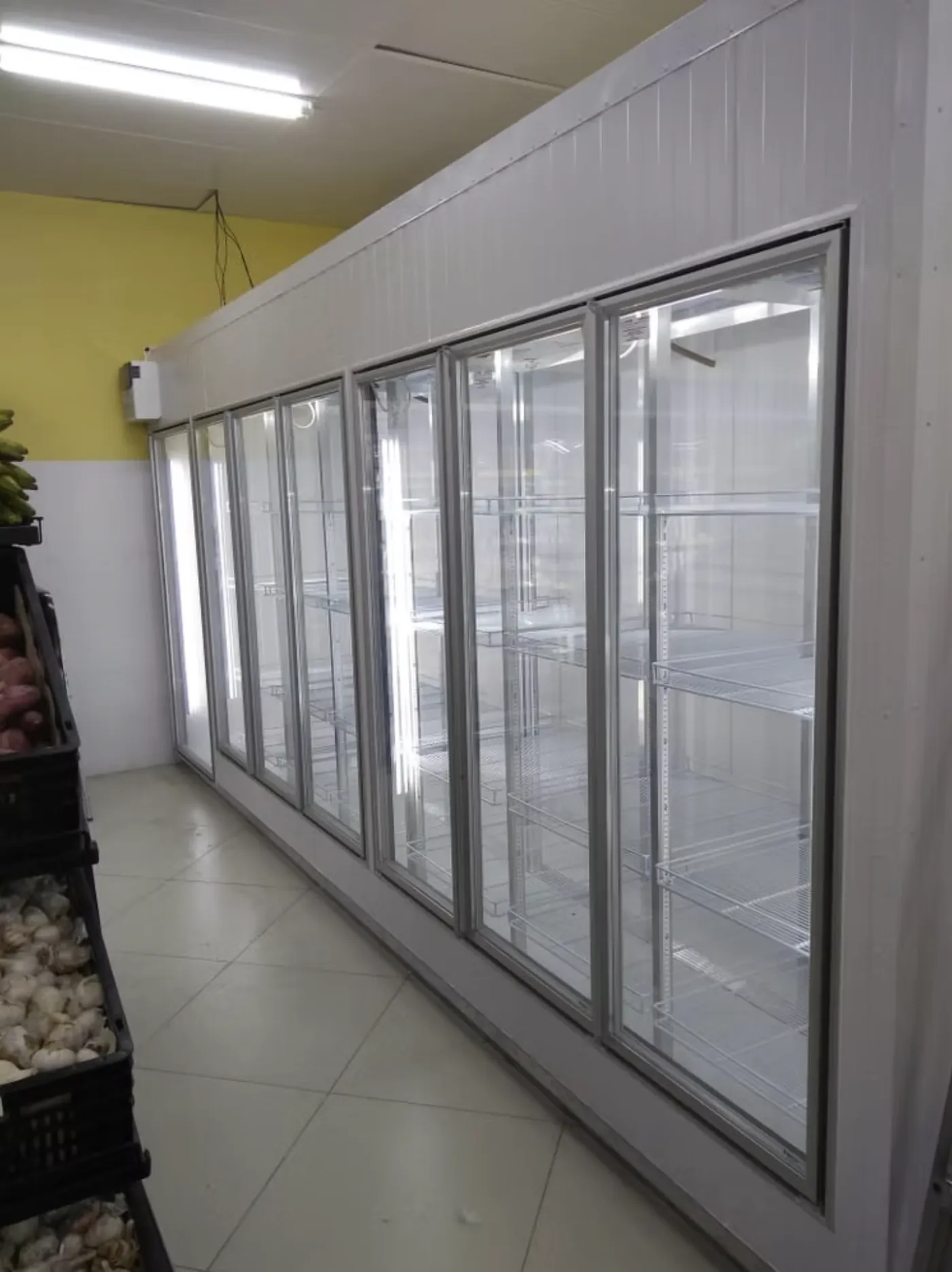 Câmara de portas de vidro em supermercado — vista lateral